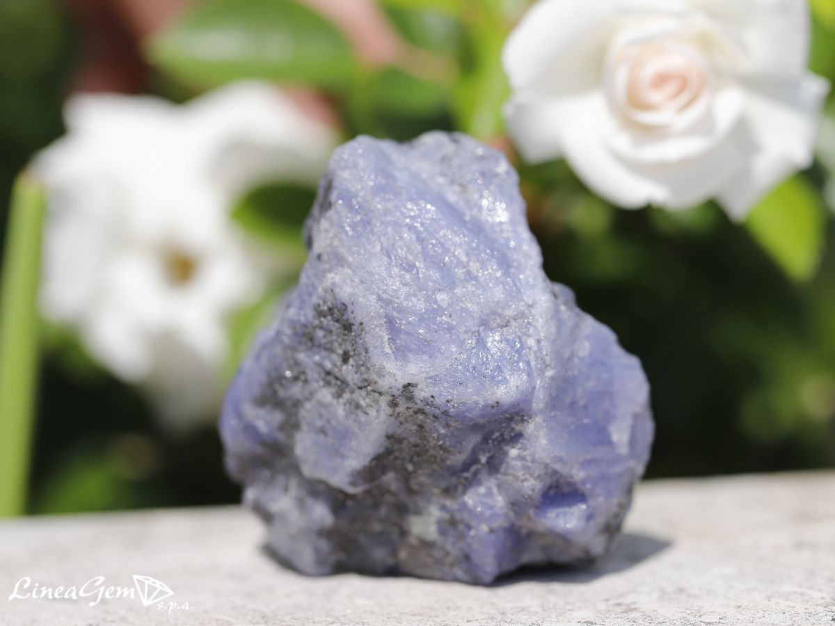 Tanzanite blu grezza: caratteristiche della pietra zoisite blu